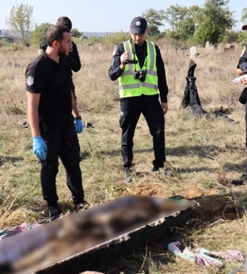 В селищі Савинці на Харківщині поліція вилучила тіло закатованого росіянами чоловіка (відео)