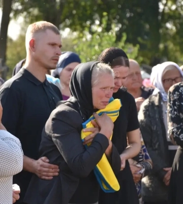 Замість весільного - похоронний кортеж. На Рівненщині попрощалися з молодим снайпером (ФОТО)