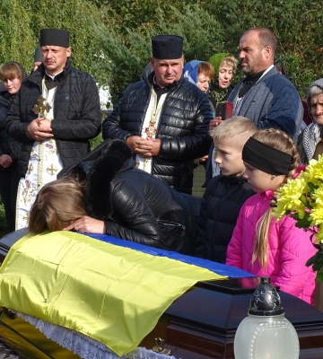 На Волині привітали маленьку донечку Героя, який загинув понад рік тому