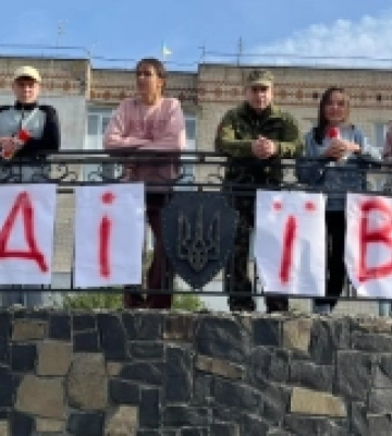 У Рожищі молодь організувала акцію на підтримку захисників Авдіївки. ФОТО