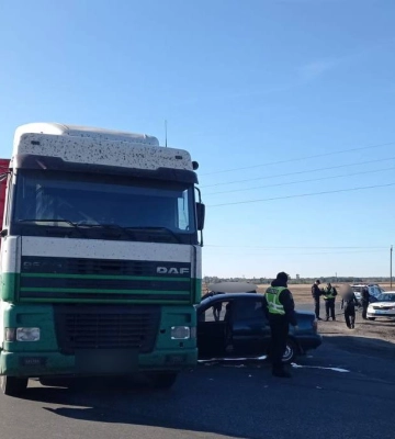 На Полтавщині Daewoo Lanos «влетів» у вантажівку