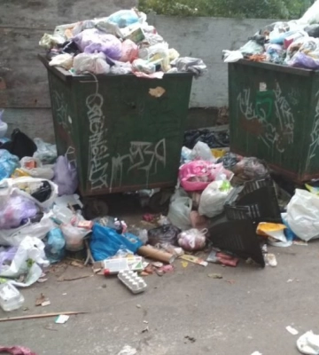 Гори пакетів та сморід: у Дніпрі на ж/м Західний не вивозять сміття