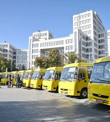 Шість громад Харківщини отримали шкільні автобуси