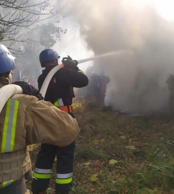 На Сумщині гасили дві пожежі, які спричинив ворожий обстріл (відео)
