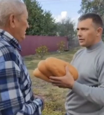 Кринж оккупации - в селе под Мелитополем раздали батоны от путина (видео)