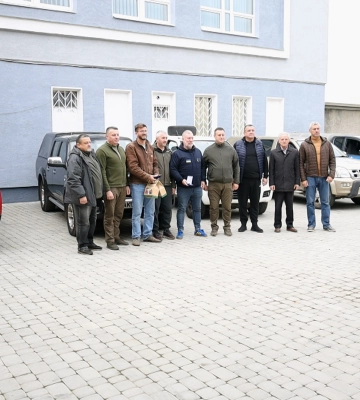 Шість пікапів для військових передали від Коломийщини (відео)