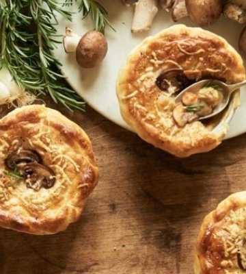 Рецепт вкусных пирогов с грибами, курицей и овощами: удобные порции, которых хватит каждому