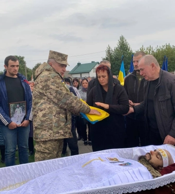 Добрий і турботливий син, надійний побратим: у Луцькому районі попрощалися з Героєм Андрієм Несторуком