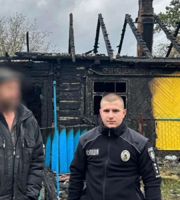 На Волині молодий поліцейський виніс з палаючого будинку чоловіка