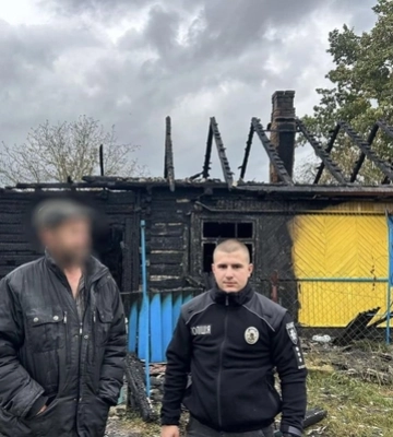 На Волині поліцейський врятував з палаючого будинку чоловіка