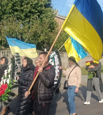 Добрий і турботливий син, надійний побратим: у Луцькому районі попрощалися з Героєм Андрієм Несторуком