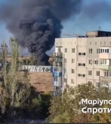 В оккупированном Мариуполе вспыхнул пожар: на видео виден столб черного дыма