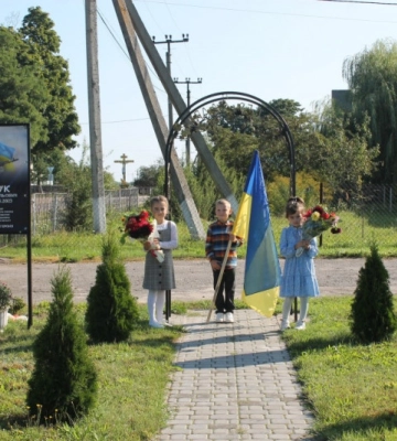 «Об’їхав чи не усю лінію передової», - військовий з Волині передав у рідну школу особливий прапор