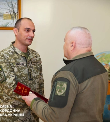 11 пограничникам вручили ордена, медали и наградное оружие. Фото