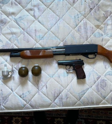Херсонські поліцейські виявили зброю та боєприпаси в помешканні ймовірного колаборанта