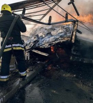 На Полтавщині посеред дороги загорілась вантажівка: травмований водій