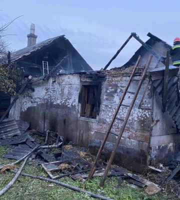 Пожежа на Рівненщині: вогонь з житлового будинку перекинувся на господарську будівлю