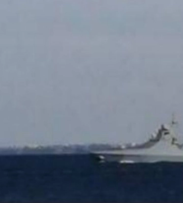 На рейде Севастополя взорвался корабль, вероятно, носитель Калибров: в соцсетях публикуют фото и видео