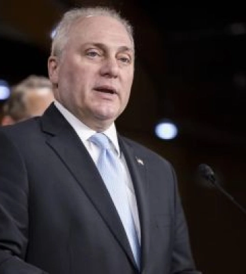 Лідер перегонів за посаду спікера Палати представників США Скаліз зняв свою кандидатуру. Причина