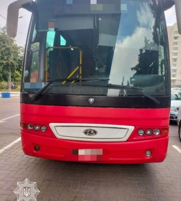 У Львові водій автобуса пошкодив дві припарковані автівки та втік