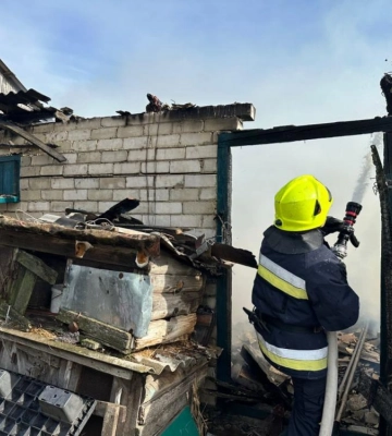 У Рівненському районі вогнем знищено дах господарської будівлі