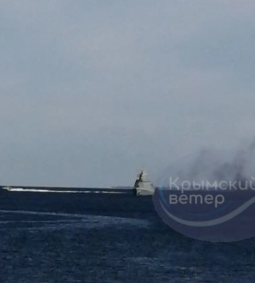 На рейде Севастополя взорвался корабль, вероятно, носитель Калибров: в соцсетях публикуют фото и видео