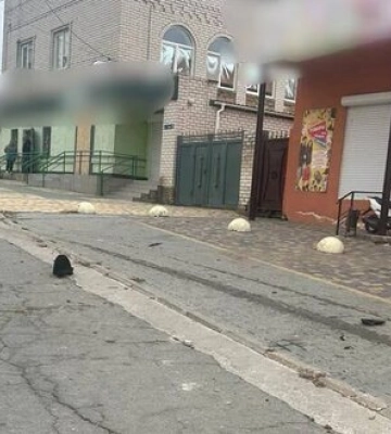 Оккупанты сбросили с БпЛА взрывчатку на автомобиль в Бериславе, погибла женщина, есть раненые. ФОТОрепортаж