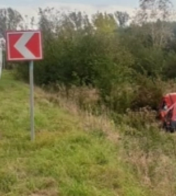 Водій загинув, пасажир — у лікарні: на Волині авто в&#039;їхало у дорожній знак
