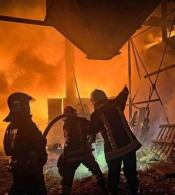 В Киевской области мощный огонь охватил склады: спасатели показали последствия пожара