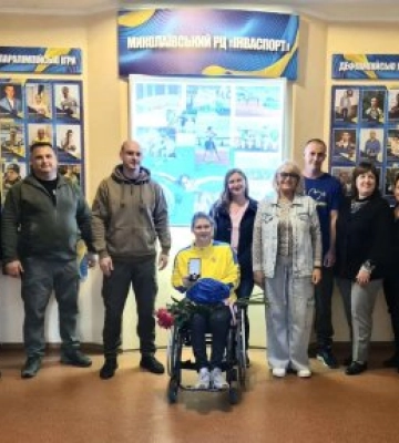 Перший заступник начальника Миколаївської ОВА Георгій Решетілов нагородив чемпіонку світу з плавання