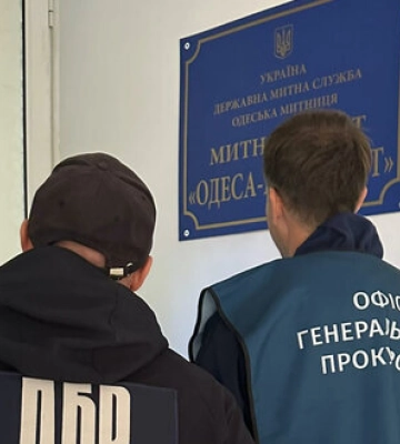 Керівництво митного посту аеропорту &quot;Одеса&quot; затримали через побори, - ДБР. ФОТОрепортаж