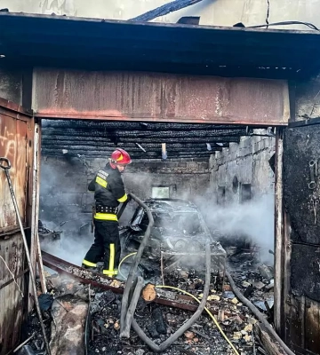 У Смілі згорів двоповерховий гараж із автівкою