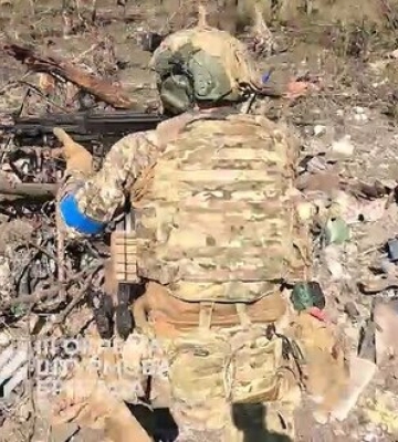 Бойцы 3-й ОШБ зачищают позиции оккупантов на окраине Андреевки: &quot;Думаю, що до кінця дня я десять п#дарів все таки нап#здую&quot;. ВИДЕО боя