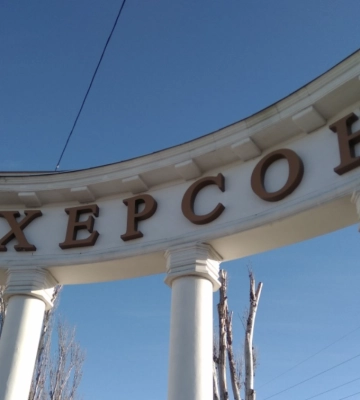 Армія РФ обстрілює Дніпровський район Херсона, є влучання