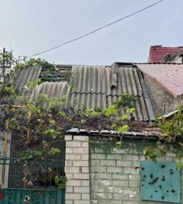 Внаслідок обстрілу передмістя Херсона поранені двоє людей