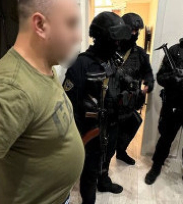 У Києві на гарячому затримали наркоторговця: у чоловіка вилучили понад 40 згортків із &quot;товаром&quot;. Фото
