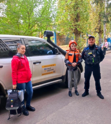 Жінку із підлітком евакуювали поліцейські з найбільш обстрілюваного ворогом району Херсона