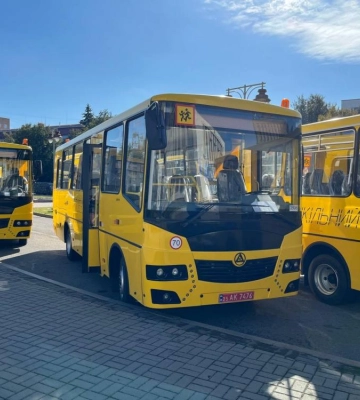 Громади Рівненщини отримали шкільні автобуси