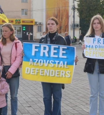 «Волю захисникам Маріуполя»: у Луцьку сім&#039;ї полонених влаштували акцію 