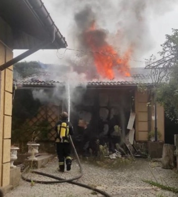 Рашисти знову обстрілюють Херсон, є руйнування у житлових кварталах