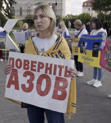«Волю захисникам Маріуполя»: у Луцьку сім&#039;ї полонених влаштували акцію 