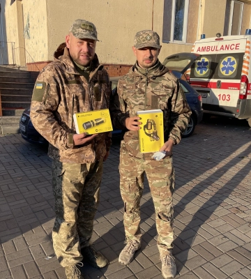 Волинським військовим передали на фронт реанімобіль, харчі та генератор