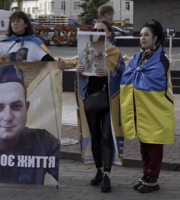 «Волю захисникам Маріуполя»: у Луцьку сім&#039;ї полонених влаштували акцію 