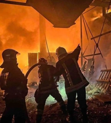 Масштабну пожежу у місті Українка вночі гасили 45 рятувальників (ВІДЕО)