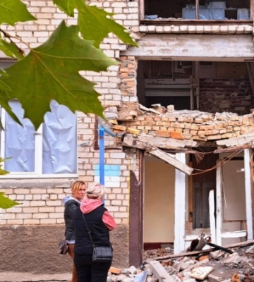«Мамо, я ще дуже маленька, щоб помирати». Репортаж із селища на Миколаївщині, де була «сіра зона»