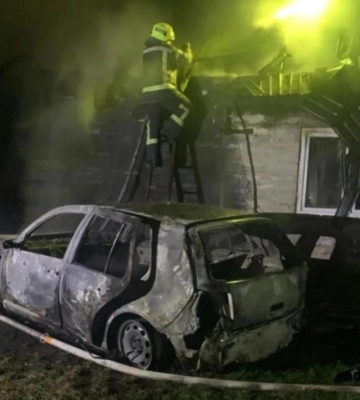 У Рівненському районі згоріла автівка та пошкоджена стіна будинку