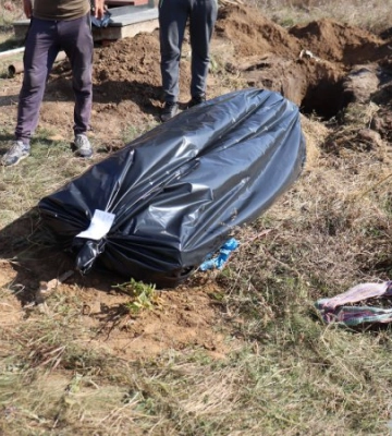 В селищі Савинці на Харківщині поліція вилучила тіло закатованого росіянами чоловіка (відео)