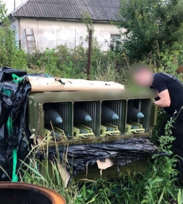 Сховали покинутий окупантами ЗРК: поліція викрила двох чоловіків та знайшла схрон зброї на понад 30 млн гривень