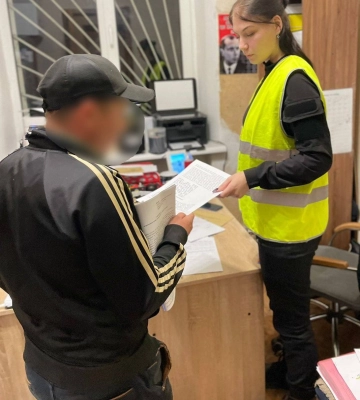 Пенсію у літнього чоловіка грабіжник відібрав біля банкомату у Харкові