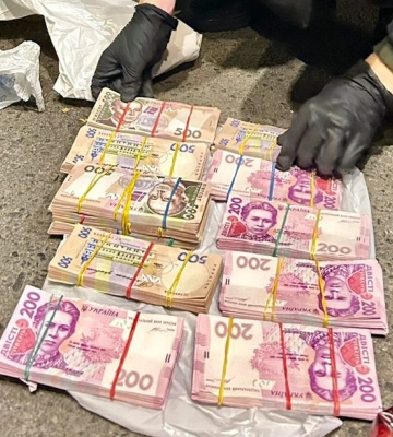Вимагав 600 тисяч гривень з підлеглих: поліцейські затримали командира взводу в Дніпрі